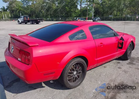 2008 Ford Mustang V6 Deluxe/V6 Premium z USA, uszkodzony, nr VIN 1ZVHT80N185150814